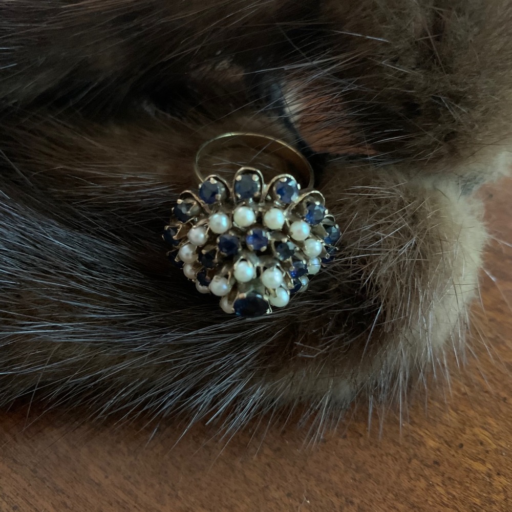 I’m selling a antique 14k sapphire and pearls ring